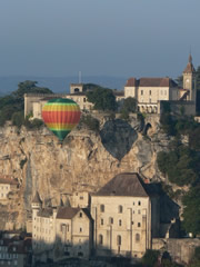 Montgolfière au-dessus de la falaise de Rocamadour