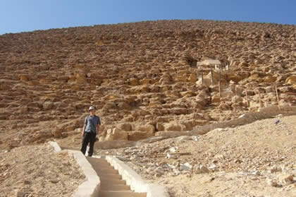 les marches qui mènent à la pyramide