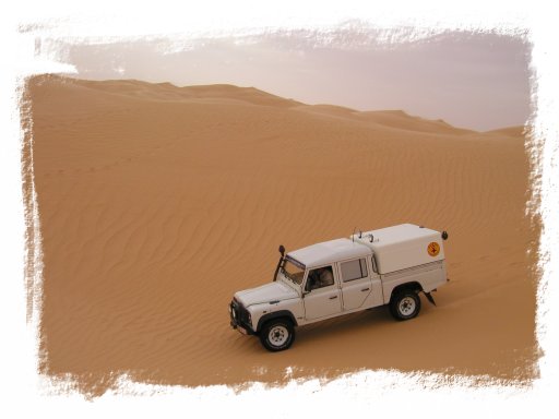 Land Rover de Marc en recherche de trajectoire idéale après le franchissement d'une dune