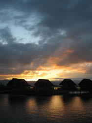 coucher de soleil sur le lac Inle