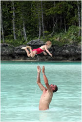 Un père jouant avec son fils dans l'eau