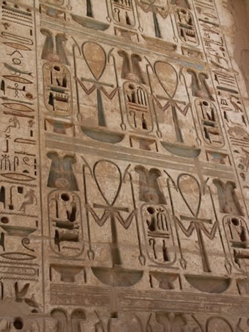 murs sculptés de Medinet-Habou