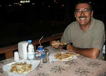 Erick en train de goûter à la pide