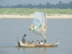 barque sur l'Irawady 