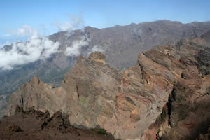 Les nuages entrent dans la Caldera