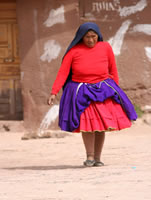 Ile de Taquile - Femme en tenue traditionnelle