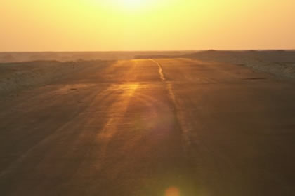 la route luisant sous le soleil couchant