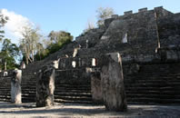 Calakmul - Stèles au bas de la pyramide