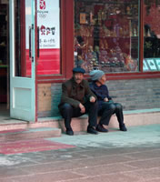 Couple assis devant une boutique