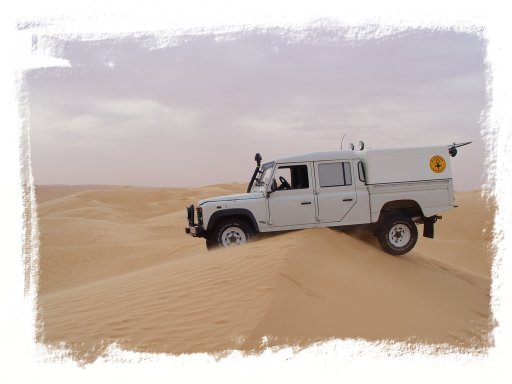 Land Rover de Marc posé sur la crête d'une dune