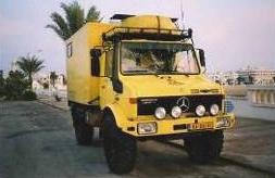 Un camion jaune