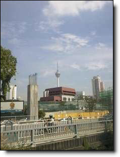 Au centre, la KL tower Menara