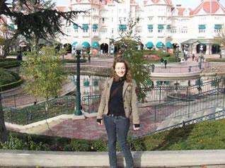 Caroline devant l'entrée du parc Disneyland 