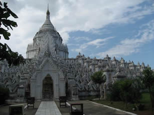 pagode Shinbyumei sur le site de Mingun