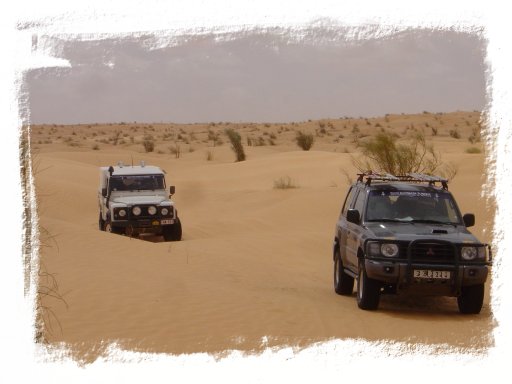 Le Land Rover de Marc et le Pajero évoluant dans les dunettes