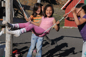 Enfants jouant sur une balançoire