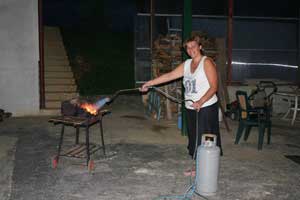 Brunetta entraion de chauffer le grill avec le lance-flamme