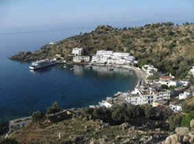 Vue d'ensemble du village de Loutro et sa crique