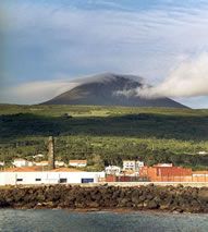 Le Pico vue du port de Sao Roque Do Pico