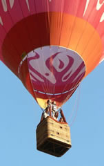 Bas d'une montgolfière rouge