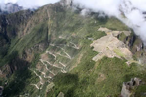 Machu Picchu - La route d'accès et le site sous le soleil