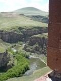Canyon au fond duquel coule la rivière faisant office de frontière avec l’ARMENIEE