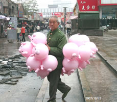 Viel homme avec des ballons