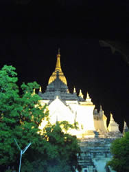 pagode non identifiée de nuit
