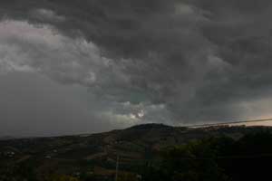 ciel chargé sur les montagnes edes Abruzzes