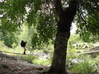 Patrick sur une passerelle