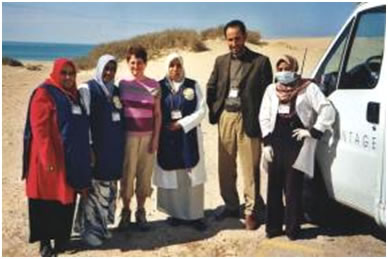 Ghislaine avec un groupe de personnel soignant