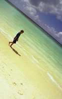 Enfant sur la plage de Moorea