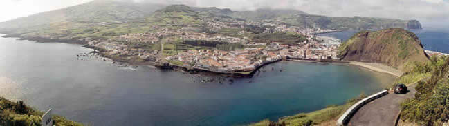 La ville d'Horta, sur l'île de Faïal, avec sa plage de sable fin