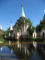 pagode ancienne les pieds dans l'eau