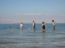 baignage dans la mer morte