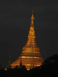 pagode Shwedagon de nuit depuis la fenêtre de l'hôtel