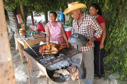 Las Rosas - Préparation du pollo asado