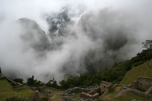 Machu Picchu - Vue sur la vallée embrumée