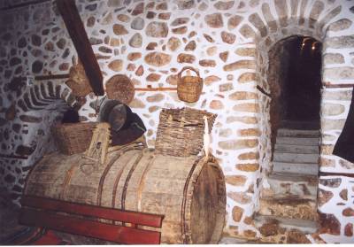 Dégustation de vin dans une cave