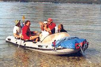 Bernard et Sabine sur un zodiac avec d'autres passagers