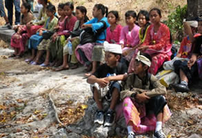 Enfants de Le temple de l'Ile de Menjangan