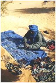 nigérien vendant des souvenirs sahariens