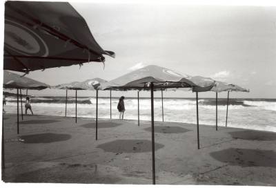 Ballade sur la plage au milieu des parasols abandonnés