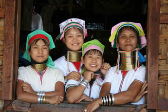 femmes girafes originaires de Thaïlande