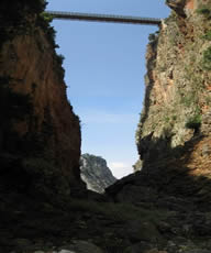 Le pont qui enjambe les gorges d'Aradena