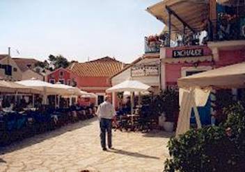 les terasses au bord de l'eau de Vassiliki