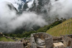 Machu Picchu - Le temple du soleil face à la vallée