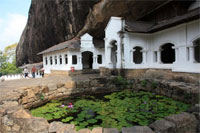 Dambulla - Bassin devant les grottes